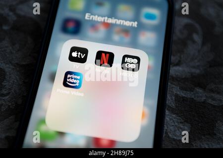 Krakau, Polen – 14. Juli 2021: Netflix-Anwendungssymbol unter Apple TV+, Amazon Prime Video und HBO WIRD im Unterhaltungsordner auf dem Apple iPhone 12 PR ANGEZEIGT Stockfoto