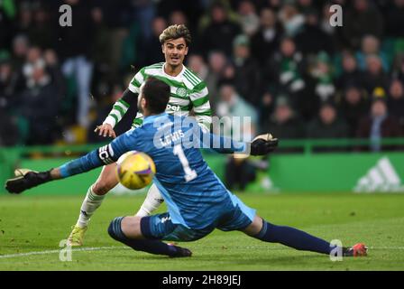 Glasgow, Großbritannien. 28th. November 2021. JOTA von Celtic und Joe Lewis von Aberdeen während des Spiels der Scottish Premier League im Celtic Park, Glasgow. Bildnachweis sollte lauten: Neil Hanna/Sportimage Kredit: Sportimage/Alamy Live Nachrichten Kredit: Sportimage/Alamy Live Nachrichten Stockfoto