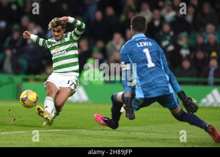 Glasgow, Großbritannien. 28th. November 2021. JOTA von Celtic und Joe Lewis von Aberdeen während des Spiels der Scottish Premier League im Celtic Park, Glasgow. Bildnachweis sollte lauten: Neil Hanna/Sportimage Kredit: Sportimage/Alamy Live Nachrichten Kredit: Sportimage/Alamy Live Nachrichten Stockfoto