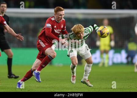 Glasgow, Großbritannien. 28th. November 2021. David Bates aus Aberdeen und Kyogo Furuhashi aus Celticwährend des Spiels der Scottish Premier League im Celtic Park, Glasgow. Bildnachweis sollte lauten: Neil Hanna/Sportimage Kredit: Sportimage/Alamy Live Nachrichten Kredit: Sportimage/Alamy Live Nachrichten Stockfoto