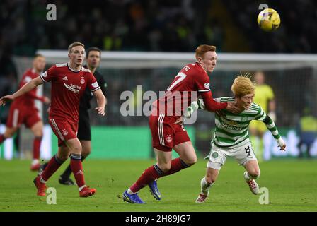 Glasgow, Großbritannien. 28th. November 2021. David Bates aus Aberdeen und Kyogo Furuhashi aus Celticwährend des Spiels der Scottish Premier League im Celtic Park, Glasgow. Bildnachweis sollte lauten: Neil Hanna/Sportimage Kredit: Sportimage/Alamy Live Nachrichten Kredit: Sportimage/Alamy Live Nachrichten Stockfoto