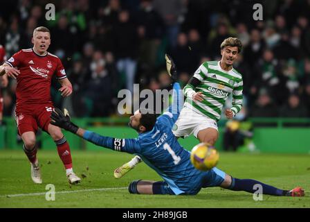 Glasgow, Großbritannien. 28th. November 2021. JOTA von Celtic und Joe Lewis von Aberdeen während des Spiels der Scottish Premier League im Celtic Park, Glasgow. Bildnachweis sollte lauten: Neil Hanna/Sportimage Kredit: Sportimage/Alamy Live Nachrichten Kredit: Sportimage/Alamy Live Nachrichten Stockfoto