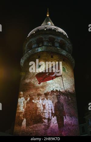 Projection Mapping Show auf dem Galata Tower. Galata Tower Video Mapping für den Tag der Republik oder 29 ekim Cumhuriyet Bayrami in Istanbul. Istanbul Türkei - 10,3 Stockfoto