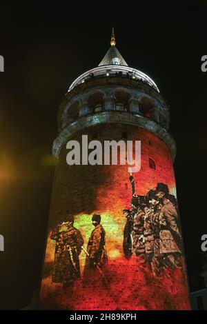 Projection Mapping Show auf dem Galata Tower. Galata Tower Video Mapping für den Tag der Republik oder 29 ekim Cumhuriyet Bayrami in Istanbul. Istanbul Türkei - 10,3 Stockfoto