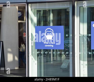 Tragen Sie Ein Schild mit Gesichtsbedeckung am Bahnhof King's Cross, London, Großbritannien, 21. September 2020. Stockfoto