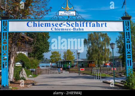 Prienstadt am Chiemsee im voralpinen Hochplateau Chiemgau, See und Alpen, Oberbayern, Süddeutschland, Europa Stockfoto