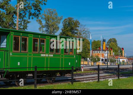 Prienstadt am Chiemsee im voralpinen Hochplateau Chiemgau, See und Alpen, Oberbayern, Süddeutschland, Europa Stockfoto