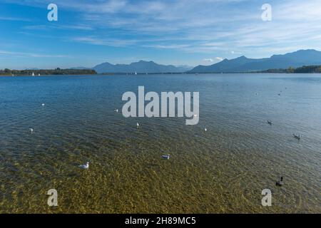 Prienstadt am Chiemsee im voralpinen Hochplateau Chiemgau, See und Alpen, Oberbayern, Süddeutschland, Europa Stockfoto