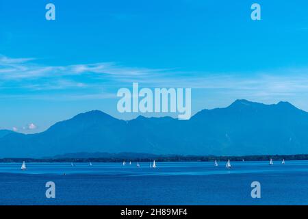 Prienstadt am Chiemsee im voralpinen Hochplateau Chiemgau, See und Alpen, Oberbayern, Süddeutschland, Europa Stockfoto