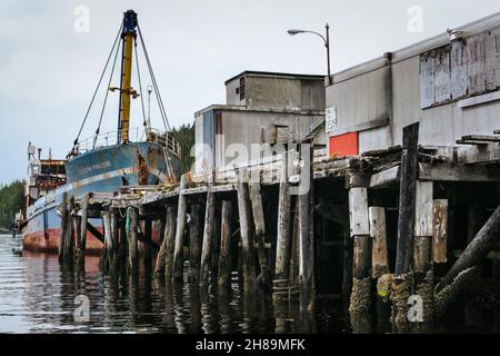 Das rostende alte Schiff, Chilcotin Princess, wurde an den baufälligen Pier in Namu gebunden, einer verlassenen Cannery Town in der Inside Passage von BC (2009). Stockfoto