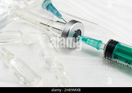Die Spritze zieht das Medikament in Form einer Lösung. Spritzen mit einer Nadel und Ampullen. Gesundheit. Medizinische Instrumente Stockfoto