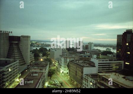 Abidjan, Côte d'Ivoire - Juni 1981. Avenue Delafosse, Zentrum, mit Pyramid Building auf der linken Seite. Immeuble Bottreau Roussel am Ende der Avenue auf der rechten Seite. Aus dem BICICI-Gebäude. Stockfoto