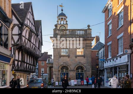 Blick auf die Ostfassade des Buttercross / Ludlow Museums, 1746 im klassischen Stil erbaut und von William Baker entworfen. Shropshire, England Stockfoto