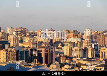 Moderne Gebäude in Baku Stadt Aserbaidschan. Hohe Gebäude Stockfoto