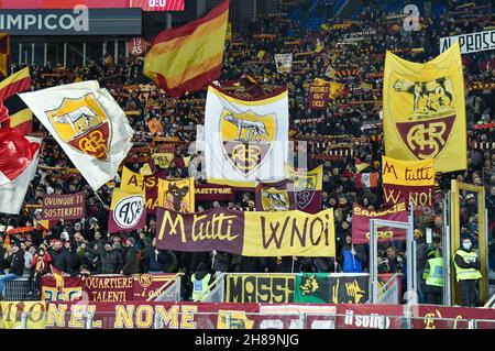 Rom, Italien. 28th. November 2021. Unterstützer AS Roma während der Italienischen Fußball-Liga Ein 2021/2022-Match zwischen AS Roma und FC Turin am 28. November 2021 im Olimpic Stadium in Rom. Kredit: Unabhängige Fotoagentur/Alamy Live Nachrichten Stockfoto