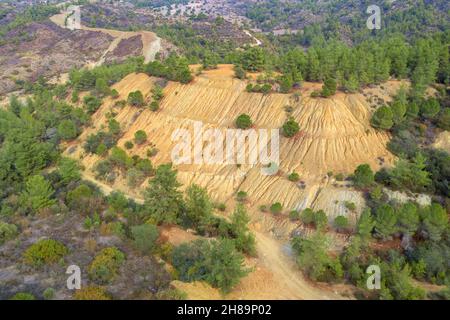 Restaurierung der ehemaligen Kupfermine Evloimeni im Tagebau, Zypern. Wald über alten Bergbauabfallhalden restauriert Stockfoto