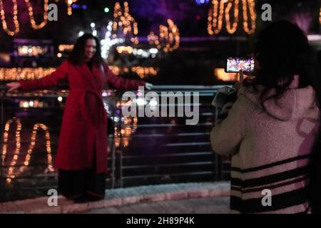 Jerusalem, Israel. 28th. November 2021. Winter Lights 2021 wird im Botanischen Garten von Jerusalem eröffnet, um den Beginn der Chanukka-Saison und die Weihnachtszeit zu feiern. Auf den europäischen Weihnachtsmärkten winken Food Trucks, die Crêpes Suzette, geröstete Kastanien, Bratwurst und heiße Sangria anbieten. Kredit: Nir Alon/Alamy Live Nachrichten Stockfoto