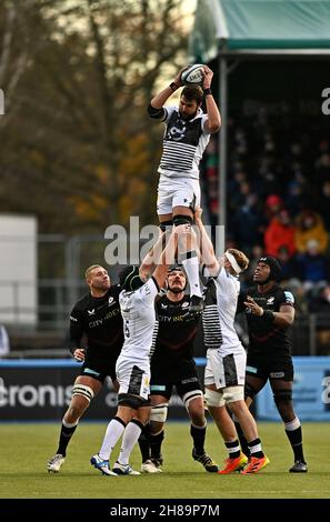 Barnett, Großbritannien. 28th. November 2021. Premiership Rugby. Saracens Men V Sale Sharks. StoneX Stadium. Barnett. Blood de Jager (Sale Sharks) sammelt den Ball am Lineout. Kredit: Sport In Bildern/Alamy Live Nachrichten Stockfoto