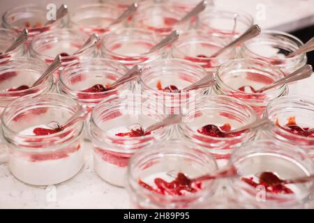 Kokosnuss-Panna Cotta mit Erdbeersoße. Veganes Dessert. Stockfoto