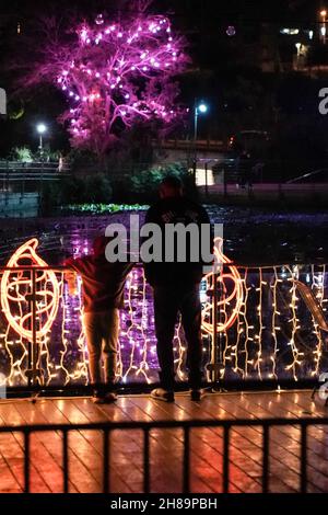 Jerusalem, Israel. 28th. November 2021. Winter Lights 2021 wird im Botanischen Garten von Jerusalem eröffnet, um den Beginn der Chanukka-Saison und die Weihnachtszeit zu feiern. Auf den europäischen Weihnachtsmärkten winken Food Trucks, die Crêpes Suzette, geröstete Kastanien, Bratwurst und heiße Sangria anbieten. Kredit: Nir Alon/Alamy Live Nachrichten Stockfoto