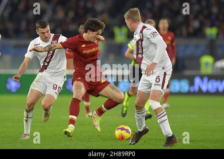 Rom, Italien. 28th. November 2021. Nicolo Zaniolo von AS Roma, David Zima von Turin Calcio und Alessandro Buongiorno von Turin Calcio während des Fußballspiels der Serie A zwischen AS Roma und dem FC Turin im Olimpico-Stadion in Rom (Italien), 28th. November 2021. Foto Antonietta Baldassarre/Insidefoto Kredit: Insidefoto srl/Alamy Live News Stockfoto