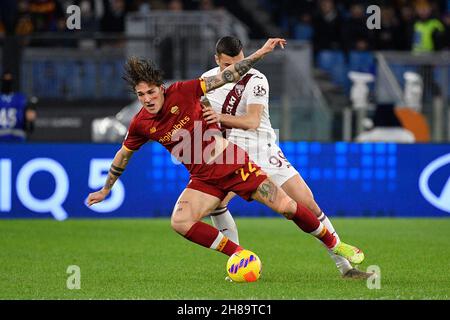 Rom, Italien. 28th. November 2021. Nicolo' Zaniolo (AS Roma) Alessandro Buongiorno (Turin) während der Italienischen Fußball-Liga Ein 2021/2022-Match zwischen AS Roma und Turin FC am 28. November 2021 im Olimpic Stadium in Rom. Kredit: Unabhängige Fotoagentur/Alamy Live Nachrichten Stockfoto