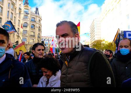 Madrid, Spanien. 27th. November 2021. Die Polizei marschierte am Samstag, den 27. November 2021, während eines protestmarsches in Madrid, Spanien, am spanischen parlament vorbei. Zehntausende spanische Polizeibeamte und ihre Unterstützer versammelten sich am Samstag in Madrid, um gegen die Pläne der Regierung zur Reform eines umstrittenen Sicherheitsgesetzes zu protestieren, das von Kritikern als ‚Äúgag-Gesetz bekannt ist.Quelle: CORDON PRESS/Alamy Live News Stockfoto