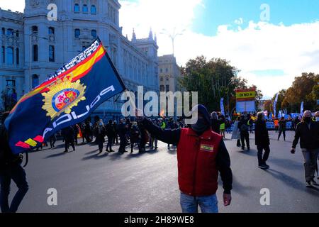 Madrid, Spanien. 27th. November 2021. Die Polizei marschierte am Samstag, den 27. November 2021, während eines protestmarsches in Madrid, Spanien, am spanischen parlament vorbei. Zehntausende spanische Polizeibeamte und ihre Unterstützer versammelten sich am Samstag in Madrid, um gegen die Pläne der Regierung zur Reform eines umstrittenen Sicherheitsgesetzes zu protestieren, das von Kritikern als ‚Äúgag-Gesetz bekannt ist.Quelle: CORDON PRESS/Alamy Live News Stockfoto