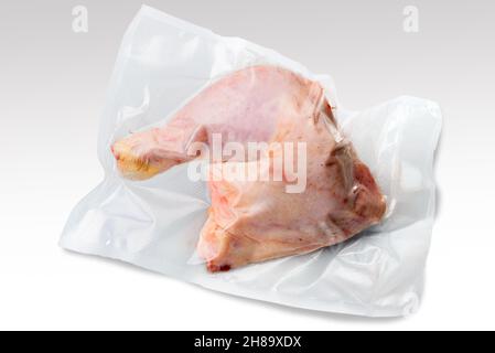 Ganze Hähnchenschenkel in vakuumverpackter Verpackung, abgedichtet für Sous-Vide-Kochen isoliert auf weißem Hintergrund Stockfoto