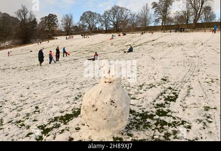 Peebles, Scottish Borders, UK 28th Nov 21Heavy Nachtschnee trifft die Scottish Borders zur Freude der Peebles Youngsters, die es genossen, im Hay Lodge Park einen Schneehunschen zu bauen und Schlittenfahrten zu Unternehmen.Quelle: eric mccowat/Alamy Live News Stockfoto