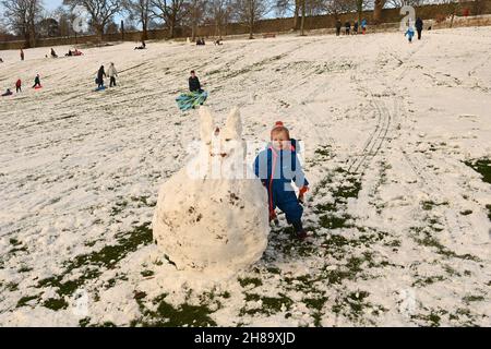 Peebles, Scottish Borders, UK 28th Nov 21 ein Peebles Youngster freut sich über die schottischen Grenzen, als er den im Hay Lodge Park gebauten Snow Bunny bewundert, während wir in die Weihnachtszeit hüpfen.Quelle: eric mccowat/Alamy Live News Stockfoto