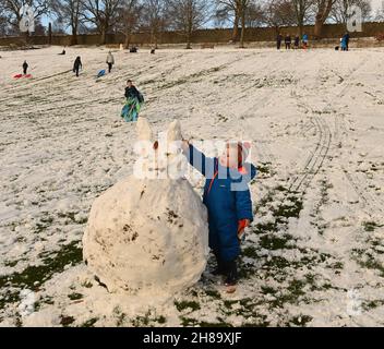 Peebles, Scottish Borders, UK 28th Nov 21 ein Peebles Youngster freut sich über die schottischen Grenzen, als er den im Hay Lodge Park gebauten Snow Bunny bewundert, während wir in die Weihnachtszeit hüpfen.Quelle: eric mccowat/Alamy Live News Stockfoto