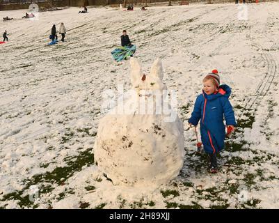 Peebles, Scottish Borders, UK 28th Nov 21 ein Peebles Youngster freut sich über die schottischen Grenzen, als er den im Hay Lodge Park gebauten Snow Bunny bewundert, während wir in die Weihnachtszeit hüpfen.Quelle: eric mccowat/Alamy Live News Stockfoto