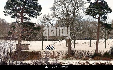 Peebles, Scottish Borders, UK 28th Nov 21 schwerer Schnee über Nacht trifft die Scottish Borders. Mit dem Fahrrad in Richtung Christmas Peebles Radler genießen die freie Natur trotz des Schnees im Hay Lodge Park. Kredit: eric mccowat/Alamy Live Nachrichten Stockfoto