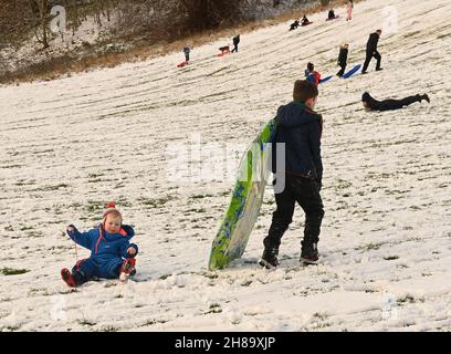 Peebles, Scottish Borders, UK 28th Nov 21 schwerer Schnee über Nacht trifft die Scottish Borders zur Freude der Peebles Youngsters, die im Hay Lodge Park Schlittenfahrten genossen. Kredit: eric mccowat/Alamy Live Nachrichten Stockfoto