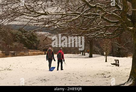 Peebles, Scottish Borders, UK 28th Nov 21 im Hay Lodge Park trifft schwerer Schnee über Nacht auf die Scottish Borders zur Freude der Peebles Walker. Kredit: eric mccowat/Alamy Live Nachrichten Stockfoto