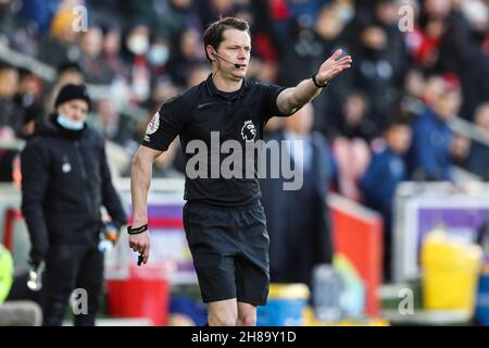 London, Großbritannien. 28th. November 2021. Schiedsrichter Darren England zeigt auf den Strafpunkt, nachdem er während des Spiels der Premier League im Brentford Community Stadium, London, auf den VAR-Bildschirm gegangen ist. Bildnachweis sollte lauten: Kieran Cleeves/Sportimage Kredit: Sportimage/Alamy Live News Stockfoto