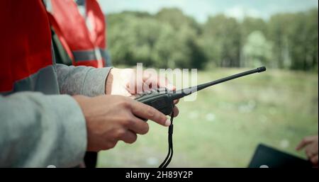 Ein Mann benutzt Talkie-Walkie Stockfoto