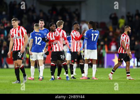 London, Großbritannien. 28th. November 2021. Nach dem Premier League-Spiel im Brentford Community Stadium, London, geben sich die Spieler die Hände. Bildnachweis sollte lauten: Kieran Cleeves/Sportimage Kredit: Sportimage/Alamy Live News Stockfoto