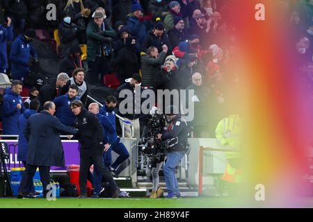 London, Großbritannien. 28th. November 2021. Rafael Benitez, Manager von Everton (links) und Thomas Frank, Manager von Brentford (rechts), geben sich nach dem Spiel der Premier League im Brentford Community Stadium, London, die Hände. Bildnachweis sollte lauten: Kieran Cleeves/Sportimage Kredit: Sportimage/Alamy Live News Stockfoto