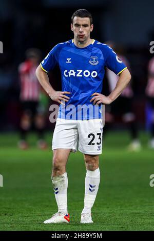 London, Großbritannien. 28th. November 2021. Seamus Coleman aus Everton steht nach dem Premier League-Spiel im Brentford Community Stadium, London, vor den Everton-Fans. Bildnachweis sollte lauten: Kieran Cleeves/Sportimage Kredit: Sportimage/Alamy Live News Stockfoto