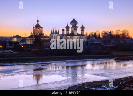 Blick auf das Tichwiner Himmelfahrtskloster bei Sonnenuntergang an einem Winterabend, Leningrad Region, Russland Stockfoto