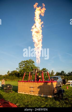 Heißluftballon wird ausgelöst Stockfoto