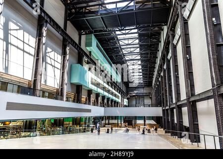 Innenraum der Turbine Hall im Tate Modern Museum, London, Großbritannien Stockfoto