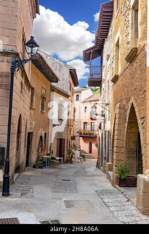 Calle de los Mercaderes, (Einkaufsstraße), in Poble Espanyol, Spanish Village in Barcelona, Katalonien, Spanien. Stockfoto