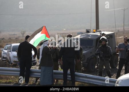 28. November 2021: Nablus, Palästina. 28. November 2021. Bewohner des Dorfes Lubban Ash-Sharqiya im Westjordanland konfrontieren israelische Soldaten, als sie sich aus Protest gegen die jüngsten täglichen Angriffe jüdisch-israelischer Siedler an der Schule des Dorfes versammeln. Das Dorf und die Schule wurden kürzlich von israelischen Siedlern angegriffen, die den Schülern den Zugang zur Schule versperrten und die palästinensische Gemeinschaft unter den Augen der israelischen Streitkräfte einschüchterten. Jüdisch-israelische Siedlungen im Westjordanland und in Ostjerusalem expandieren weiter, obwohl sie einen Verstoß gegen das Völkerrecht darstellen (Credit IMA Stockfoto