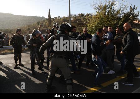 28. November 2021: Nablus, Palästina. 28. November 2021. Bewohner des Dorfes Lubban Ash-Sharqiya im Westjordanland konfrontieren israelische Soldaten, als sie sich aus Protest gegen die jüngsten täglichen Angriffe jüdisch-israelischer Siedler an der Schule des Dorfes versammeln. Das Dorf und die Schule wurden kürzlich von israelischen Siedlern angegriffen, die den Schülern den Zugang zur Schule versperrten und die palästinensische Gemeinschaft unter den Augen der israelischen Streitkräfte einschüchterten. Jüdisch-israelische Siedlungen im Westjordanland und in Ostjerusalem expandieren weiter, obwohl sie einen Verstoß gegen das Völkerrecht darstellen (Credit IMA Stockfoto