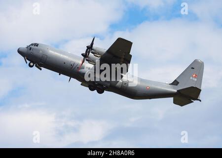 Volkel, Niederlande - 15. Juni 2013: Militärisches Transportflugzeug auf dem Luftstützpunkt. Flugbetrieb der Luftwaffe. Luftfahrt und Flugzeuge. Luftverteidigung. Militär in Stockfoto