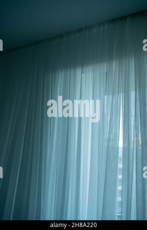 Weiße Gardinen bei Sonnenaufgang. Kreativer Vintage-Hintergrund. Stockfoto