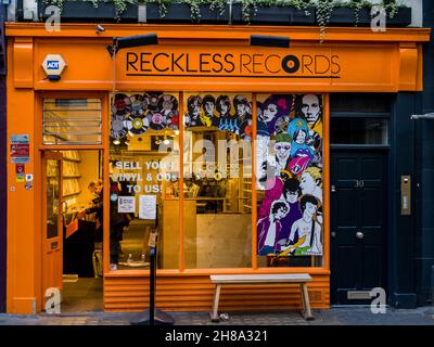 Reckless Records, unabhängiger Second Hand Plattenladen in der Berwick Street in Soho London. Gegründet 1984. Soho Record Shop, Soho Record Store. Stockfoto